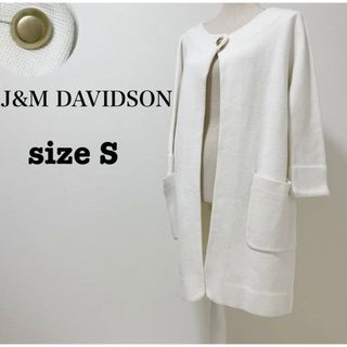 ジェイアンドエムデヴィッドソン(J&M DAVIDSON)のJ&M DAVIDSON   ミラノリブノーカラーコート　金ボタン　ホワイト(ロングコート)