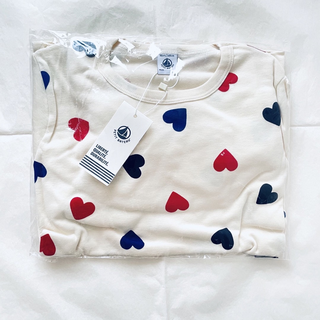 PETIT BATEAU(プチバトー)の新品 プチバトー プリント 長袖 パジャマ ハート トリコロール 5ans キッズ/ベビー/マタニティのキッズ服女の子用(90cm~)(パジャマ)の商品写真