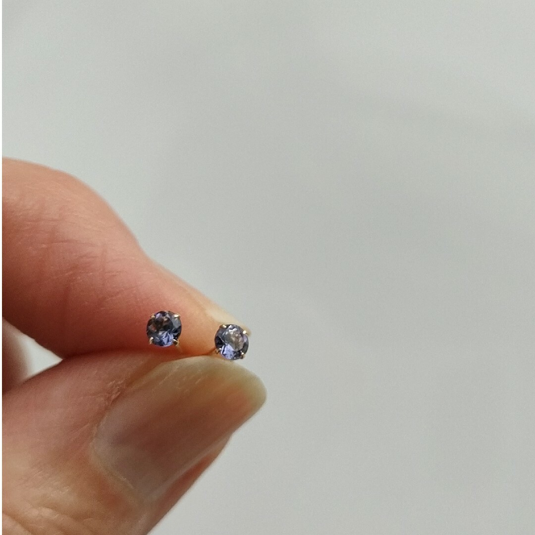 ☆K10刻印あり アイオライト 10金イエローゴールド スタッドピアス 3mm レディースのアクセサリー(ピアス)の商品写真