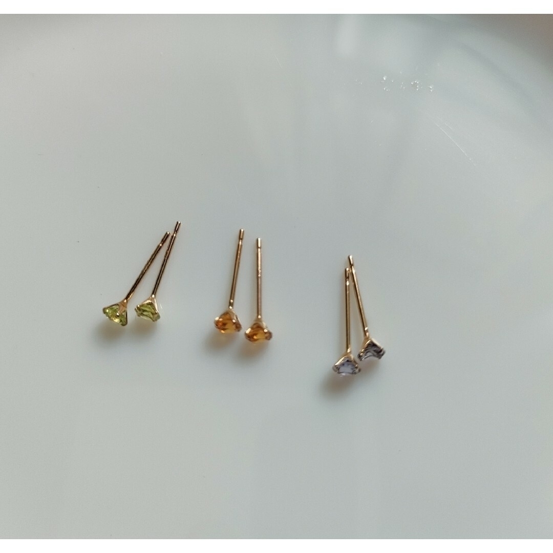 ☆K10刻印あり アイオライト 10金イエローゴールド スタッドピアス 3mm レディースのアクセサリー(ピアス)の商品写真