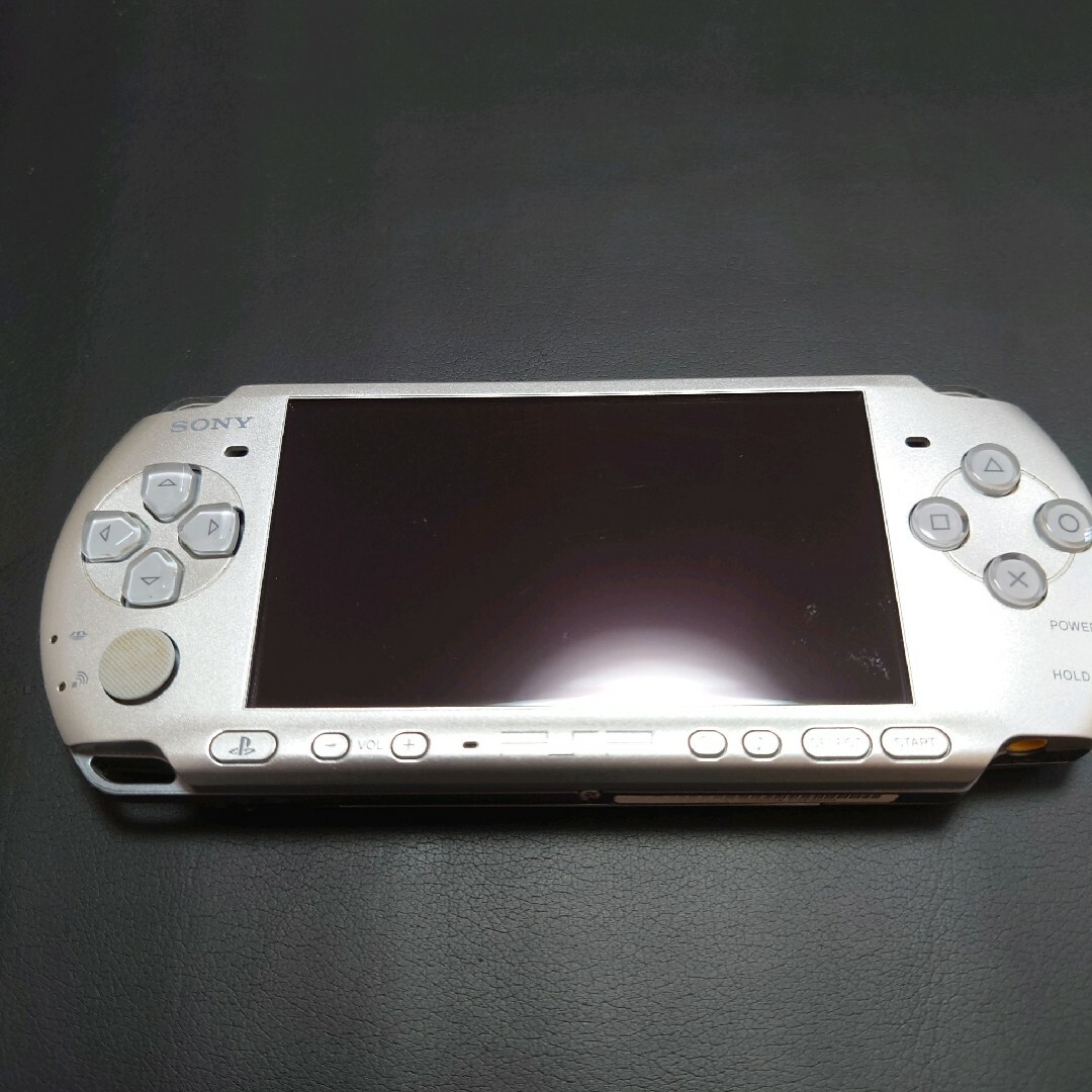 PlayStation Portable(プレイステーションポータブル)のPSP-3000　ミスティックシルバー エンタメ/ホビーのゲームソフト/ゲーム機本体(携帯用ゲーム機本体)の商品写真