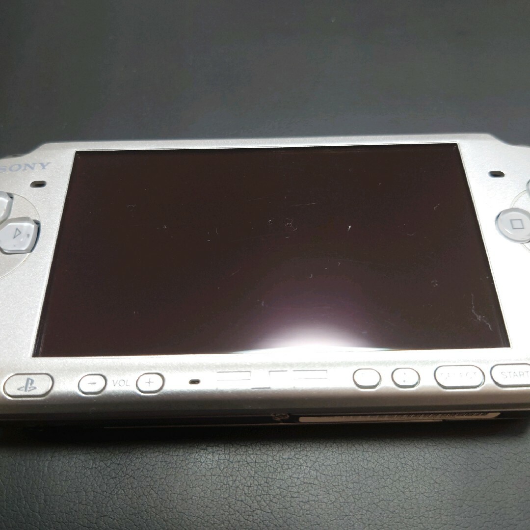PlayStation Portable(プレイステーションポータブル)のPSP-3000　ミスティックシルバー エンタメ/ホビーのゲームソフト/ゲーム機本体(携帯用ゲーム機本体)の商品写真