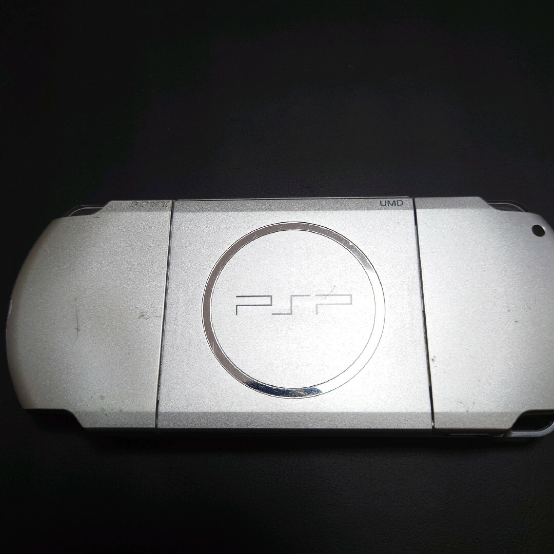 PlayStation Portable(プレイステーションポータブル)のPSP-3000　ミスティックシルバー エンタメ/ホビーのゲームソフト/ゲーム機本体(携帯用ゲーム機本体)の商品写真