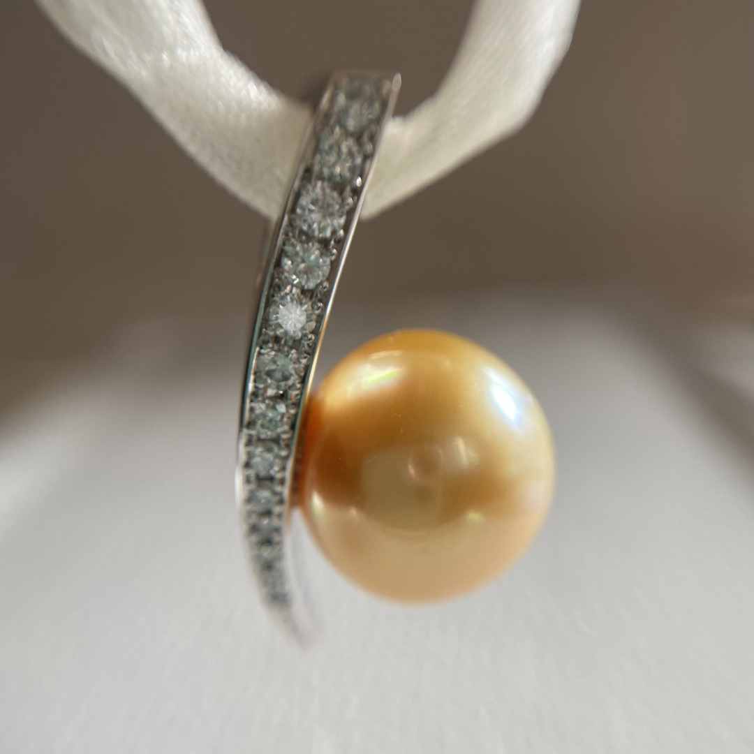 専用です  k18wg 天然白蝶真珠  ゴールドカラー ダイヤモンド ペンダント レディースのアクセサリー(ネックレス)の商品写真