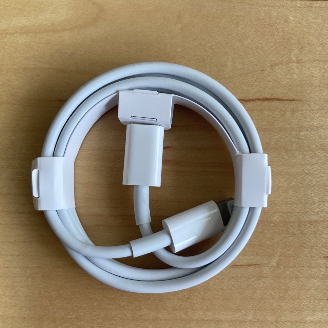 Apple(アップル)の[新品]Apple純正ライトニングケーブル USB-C to Lightning スマホ/家電/カメラのスマートフォン/携帯電話(バッテリー/充電器)の商品写真