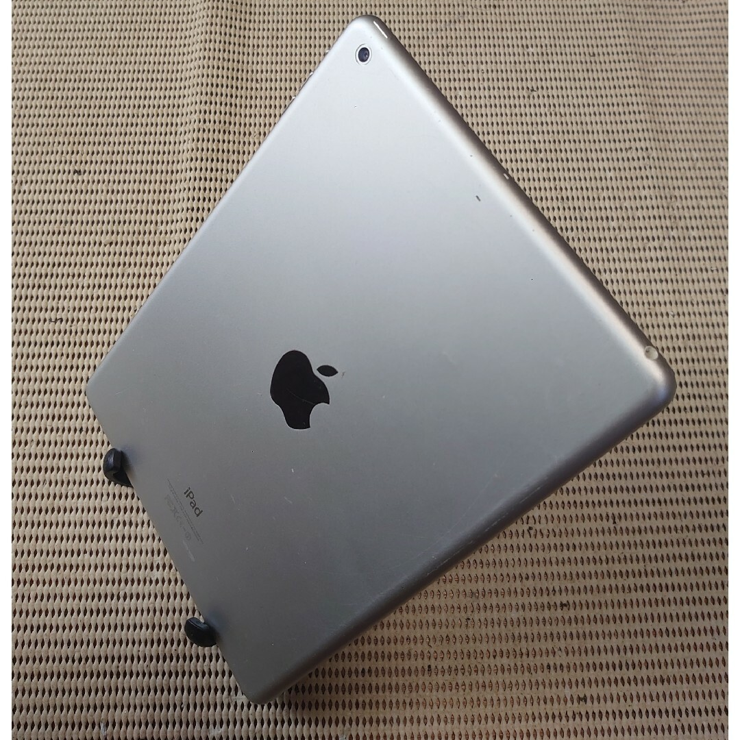 AFK14 完動品iPad Air(A1474)本体16GBシルバー送料込 - タブレット