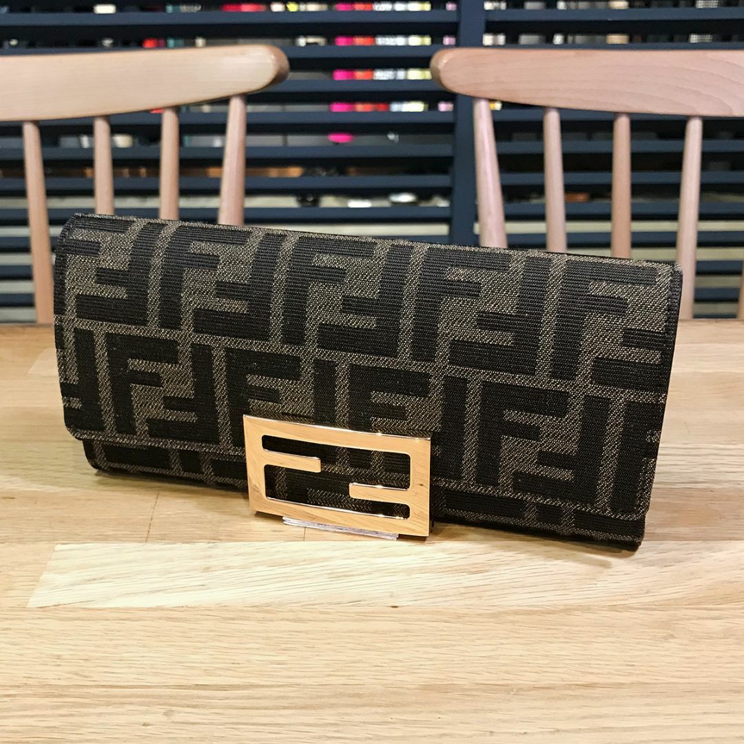 ✨未使用に近い✨　FENDI ミニ財布　ズッカ　FFロゴ　エンボスロゴ