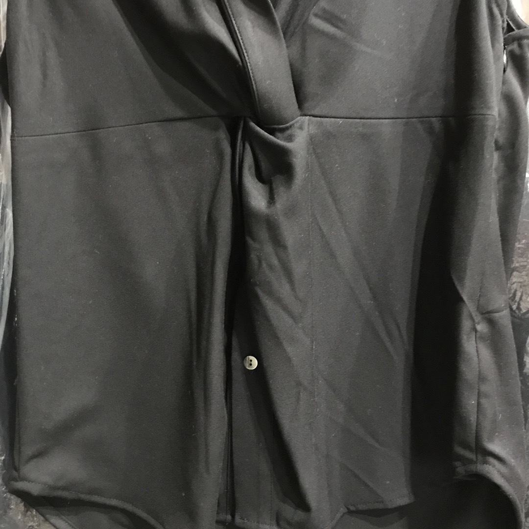 L'Or  TwistDrapeBlouse Black freeSize 新品 レディースのトップス(カットソー(半袖/袖なし))の商品写真