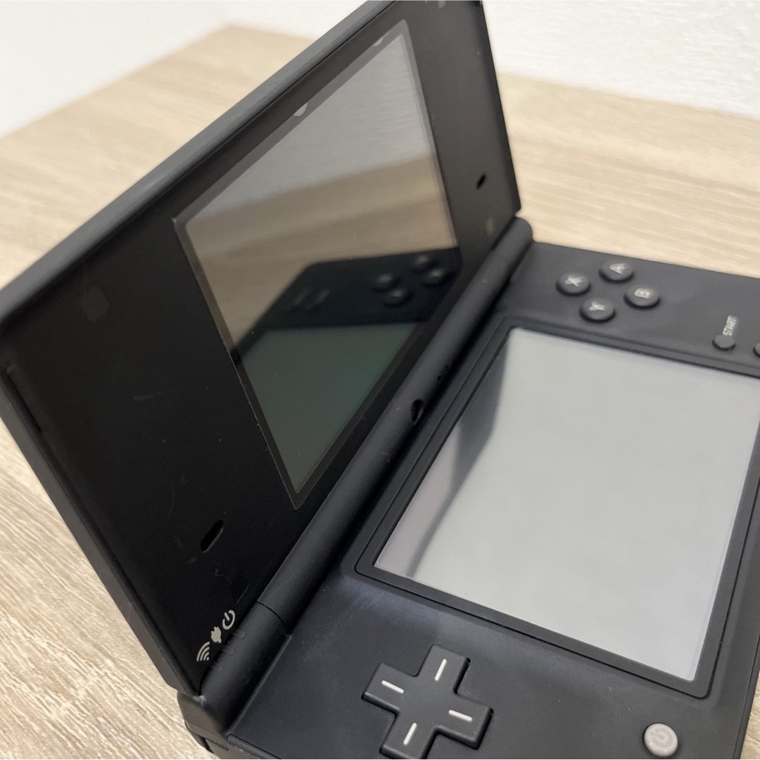 ニンテンドーDS(ニンテンドーDS)の任天堂DSi 本体　ブラック　ニンテンドーdsi  エンタメ/ホビーのゲームソフト/ゲーム機本体(携帯用ゲーム機本体)の商品写真