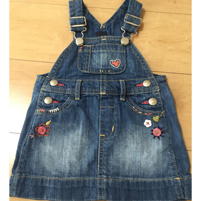 GAP(ギャップ)のギャップ 刺繍入りジャンバースカート キッズ/ベビー/マタニティのベビー服(~85cm)(ワンピース)の商品写真