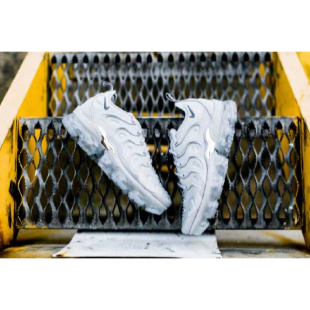 NIKE(ナイキ)の【26㎝】NIKE AIR VAPORMAX PLUS WOLF GREY メンズの靴/シューズ(スニーカー)の商品写真