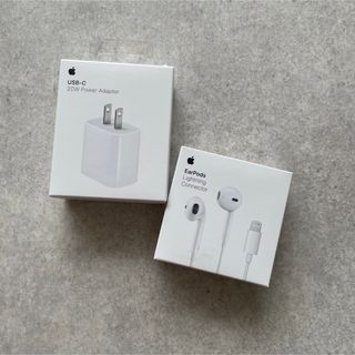 アップル(Apple)の【新品】Apple 純正イヤホン ear podsとアダプター(ヘッドフォン/イヤフォン)