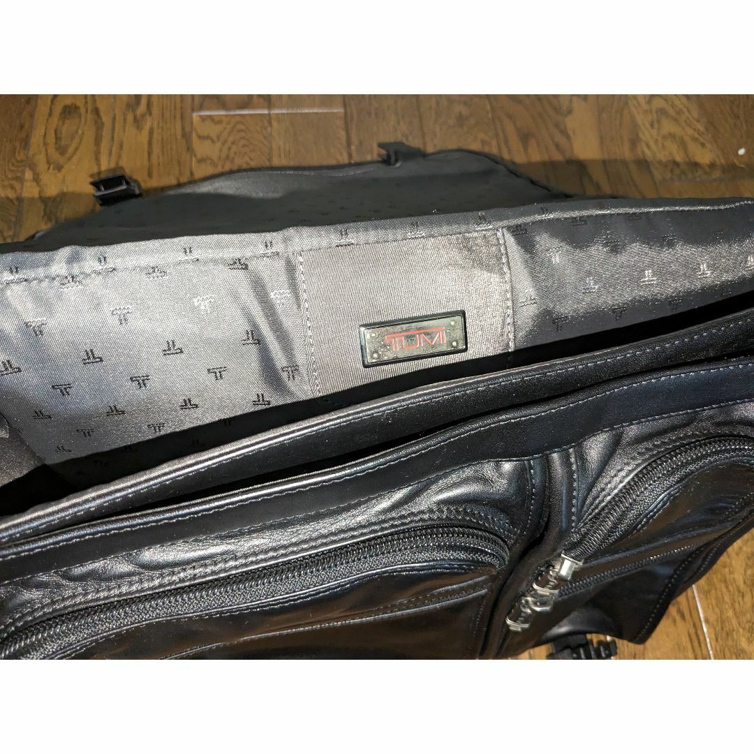 TUMI(トゥミ)のTUMI Expandable Flap Computer Brief 革製 メンズのバッグ(ビジネスバッグ)の商品写真