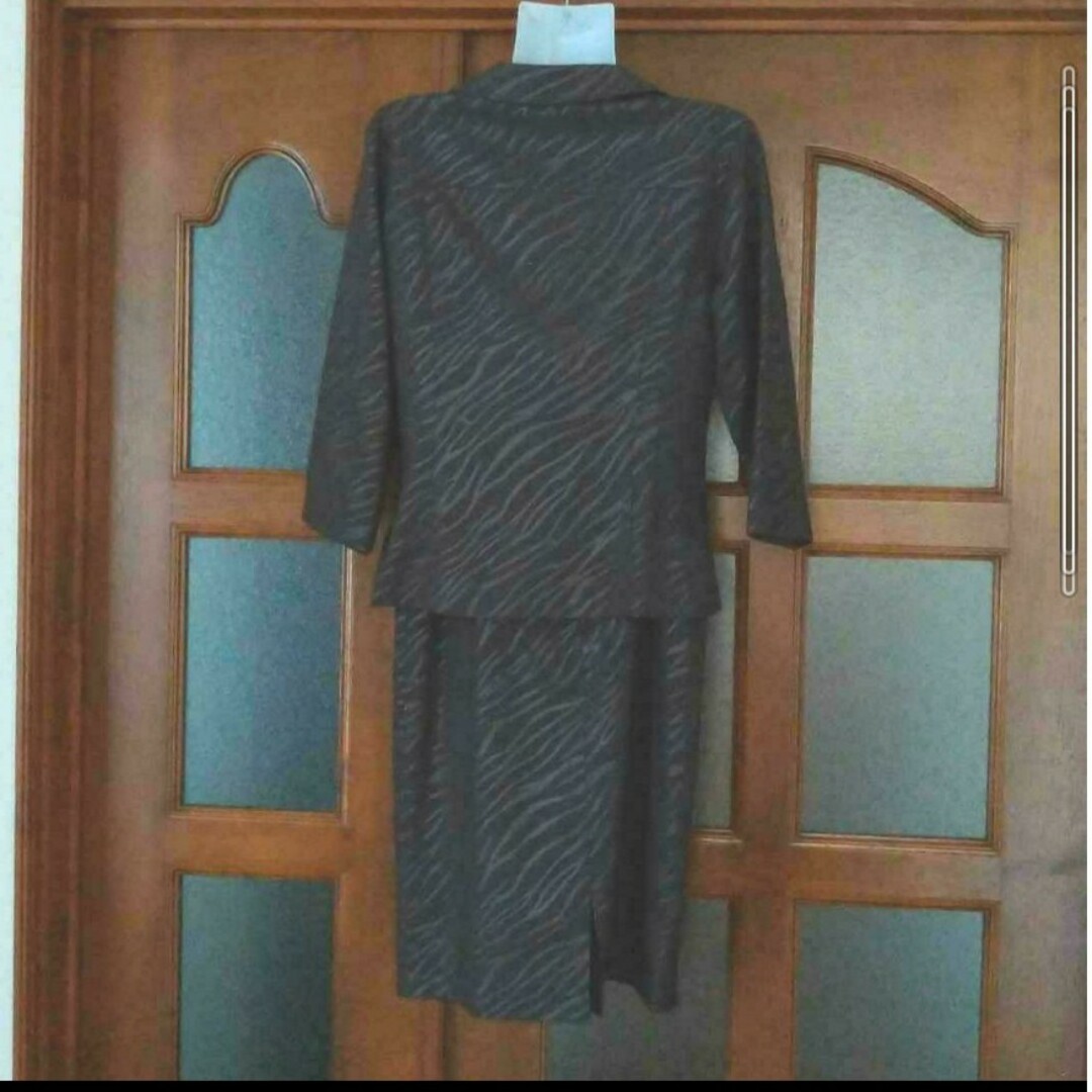 【新品】スカートスーツ上下　キャミワンピ　グレー×シルバーの虎模様　Lサイズ レディースのフォーマル/ドレス(スーツ)の商品写真