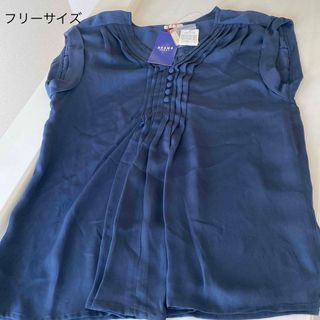 ビームス(BEAMS)のBEAMS レディースサテンピンタックブラウス　ネイビー　フリーサイズ　新品(シャツ/ブラウス(半袖/袖なし))