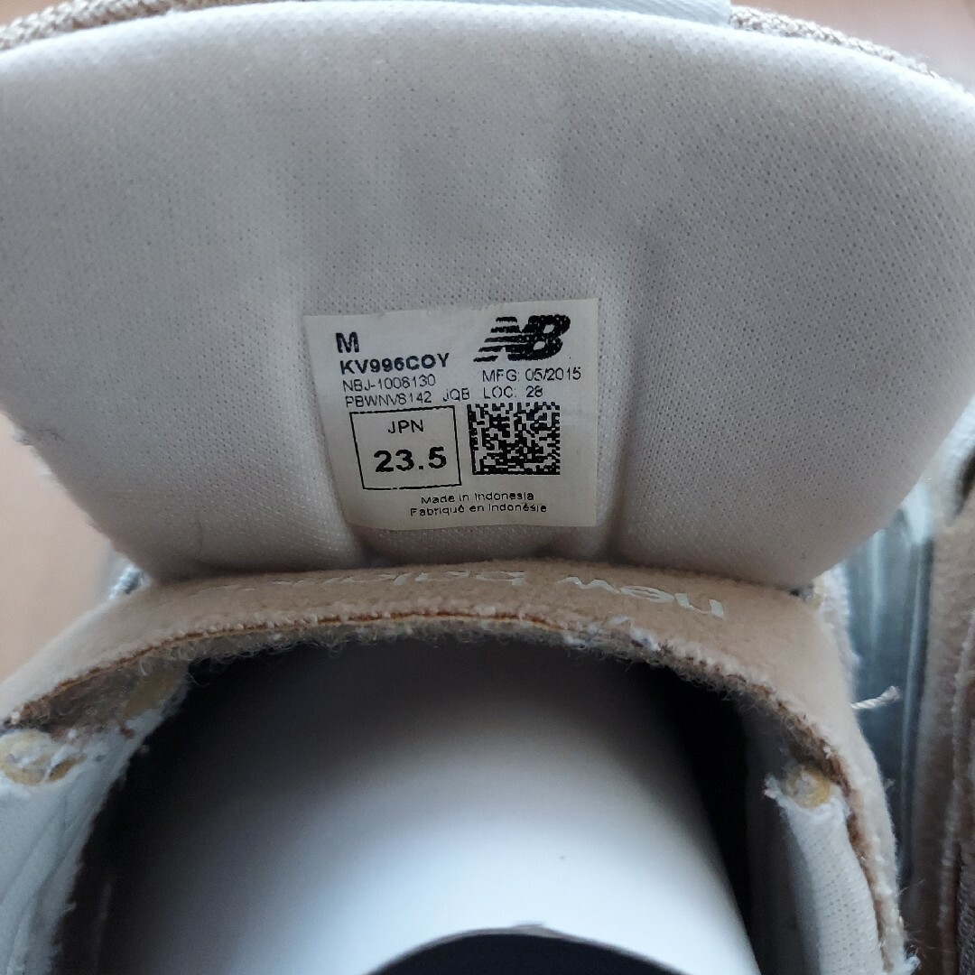 996（New Balance）(キュウキュウロク)のニューバランス 23.5cm KV996 ベージュ 【中古】 キッズ/ベビー/マタニティのキッズ靴/シューズ(15cm~)(スニーカー)の商品写真