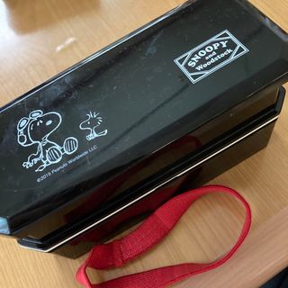 スヌーピー(SNOOPY)の専用出品　スヌーピー　2段お弁当箱　ブラック　バンド付き(弁当用品)