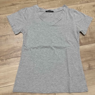 エモダ(EMODA)のエモダ　Ｖネック　グレーTシャツ　EMODA(Tシャツ(半袖/袖なし))
