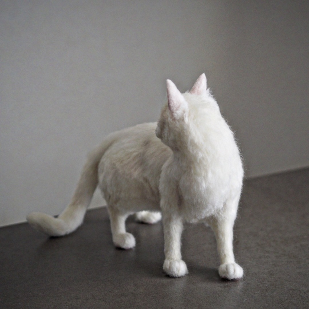 羊毛フェルト　ハンドメイド　白猫　猫　振り向きハンドメイド