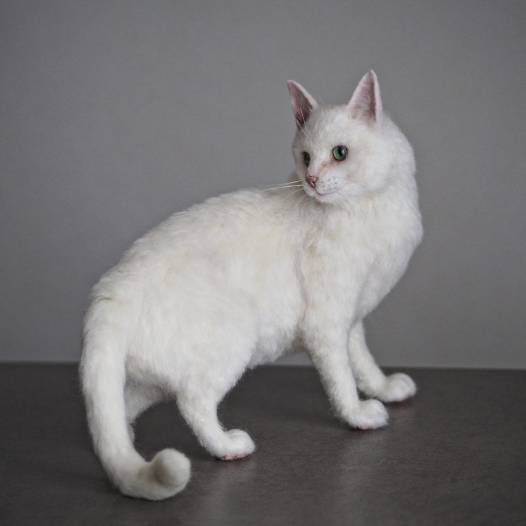 羊毛フェルト　ハンドメイド　白猫　猫　振り向きハンドメイド