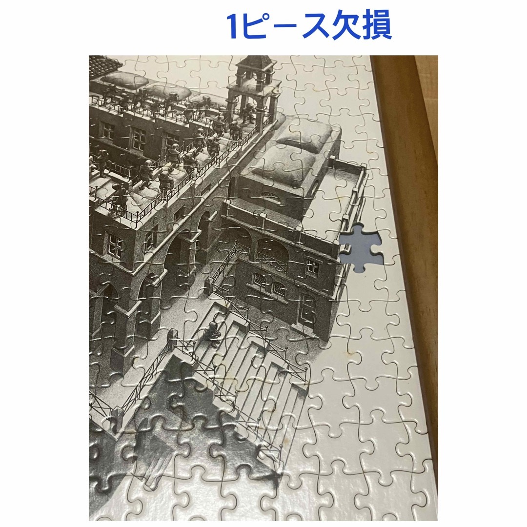 M.C. Escher(エムシーエッシャー)のエッシャー　上昇と下降　300ピース　完成品　額縁付き エンタメ/ホビーの美術品/アンティーク(絵画/タペストリー)の商品写真