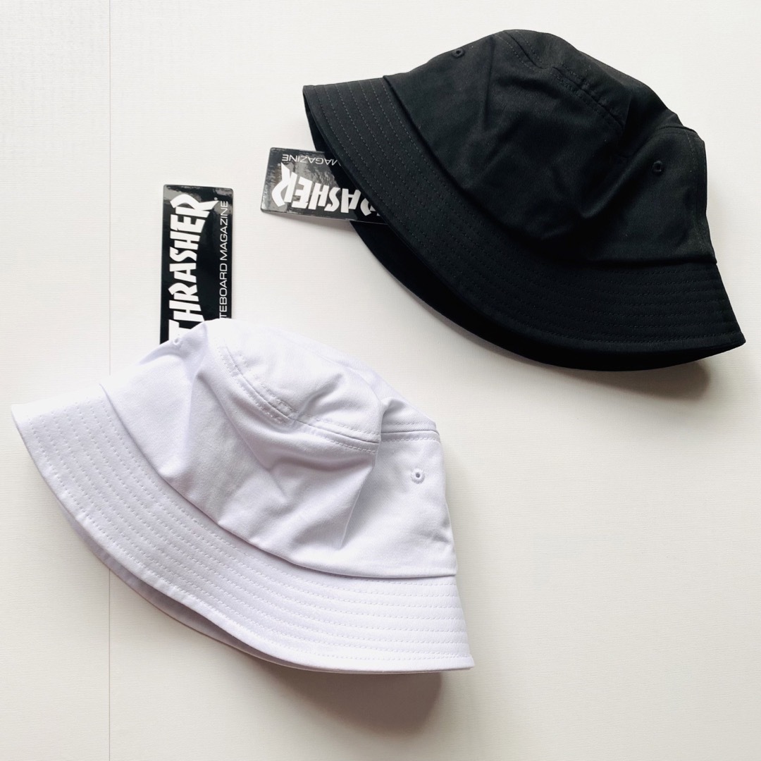 THRASHER(スラッシャー)の新品 THRASHER バケットハット ブラック&ホワイト 2個セット 男女兼用 レディースの帽子(ハット)の商品写真