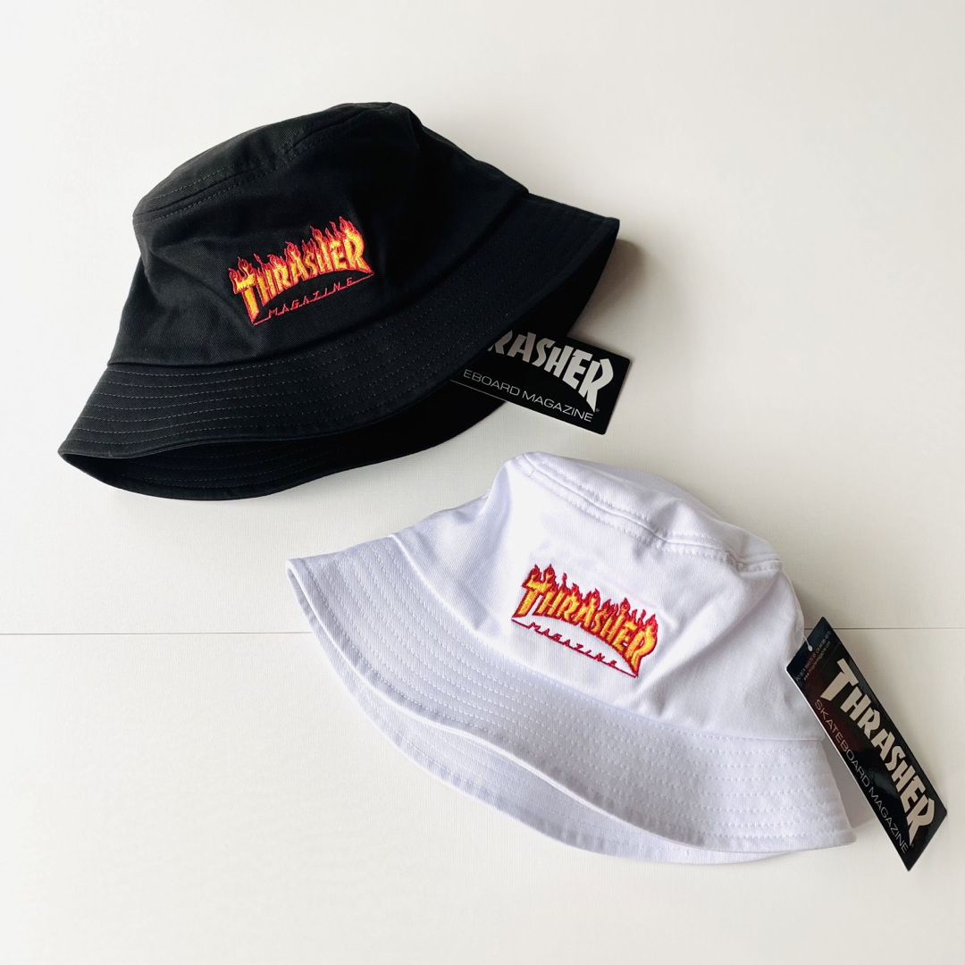 THRASHER(スラッシャー)の新品 THRASHER バケットハット ブラック&ホワイト 2個セット 男女兼用 レディースの帽子(ハット)の商品写真