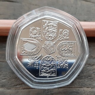 Charles王 チャールズ3世 王の戴冠式英国50ペンスコイン 新デザイン(貨幣)
