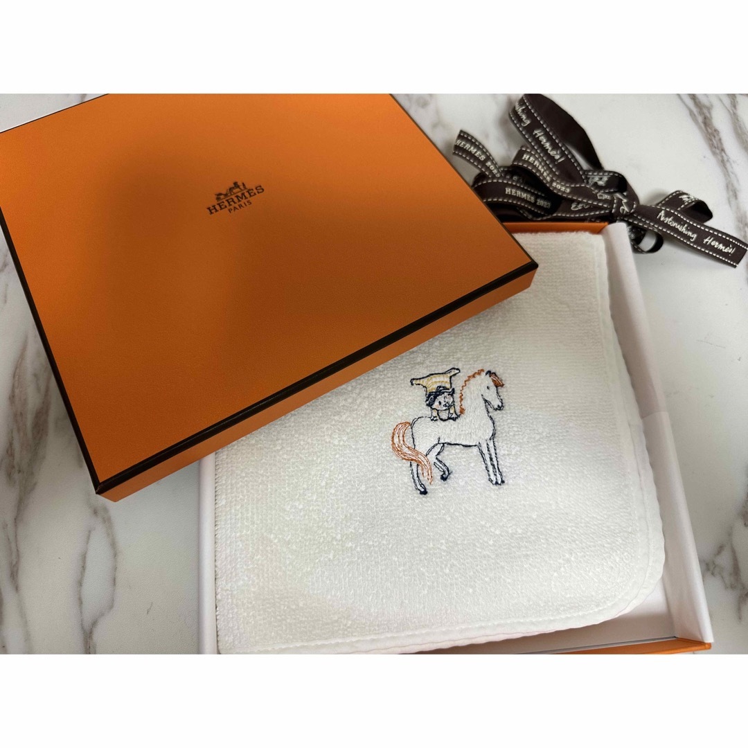 Hermes(エルメス)の新品未使用　エルメス　カレ 《カブリオル》タオルハンカチ　ベイビー レディースのファッション小物(ハンカチ)の商品写真