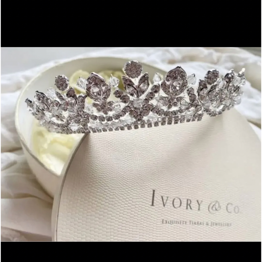 ALEXANDRA(アレキサンドラ)の最終価格【Ivory&Co】ピアスおまけAlexandra ティアラ ハンドメイドのウェディング(その他)の商品写真