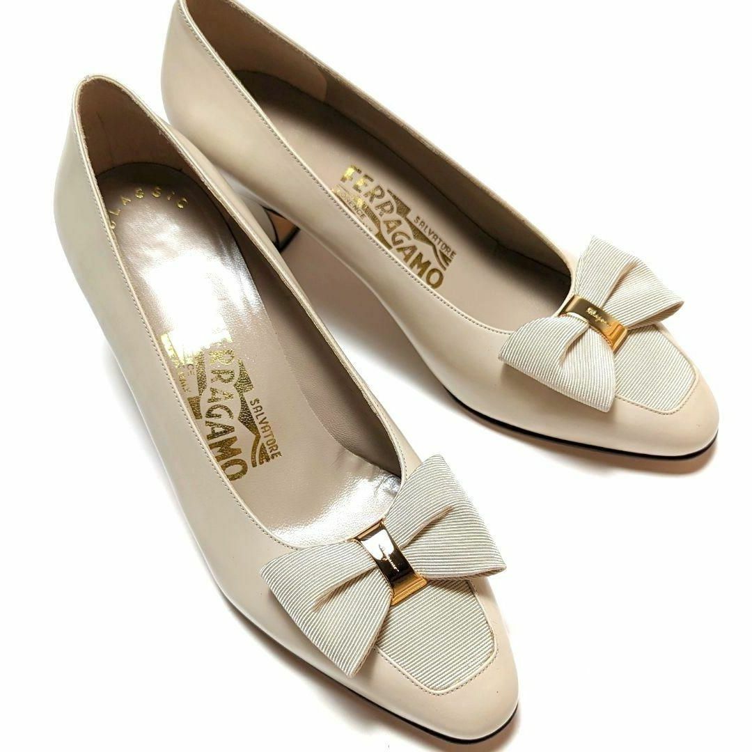 未使用さん♥フェラガモFerragamo リボンパンプス 6.5D ホワイト