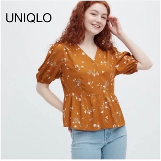 ユニクロ(UNIQLO)の新品　レーヨンローンＶネックプリントブラウス　人気　半袖　XL 大人可愛い　花柄(シャツ/ブラウス(半袖/袖なし))