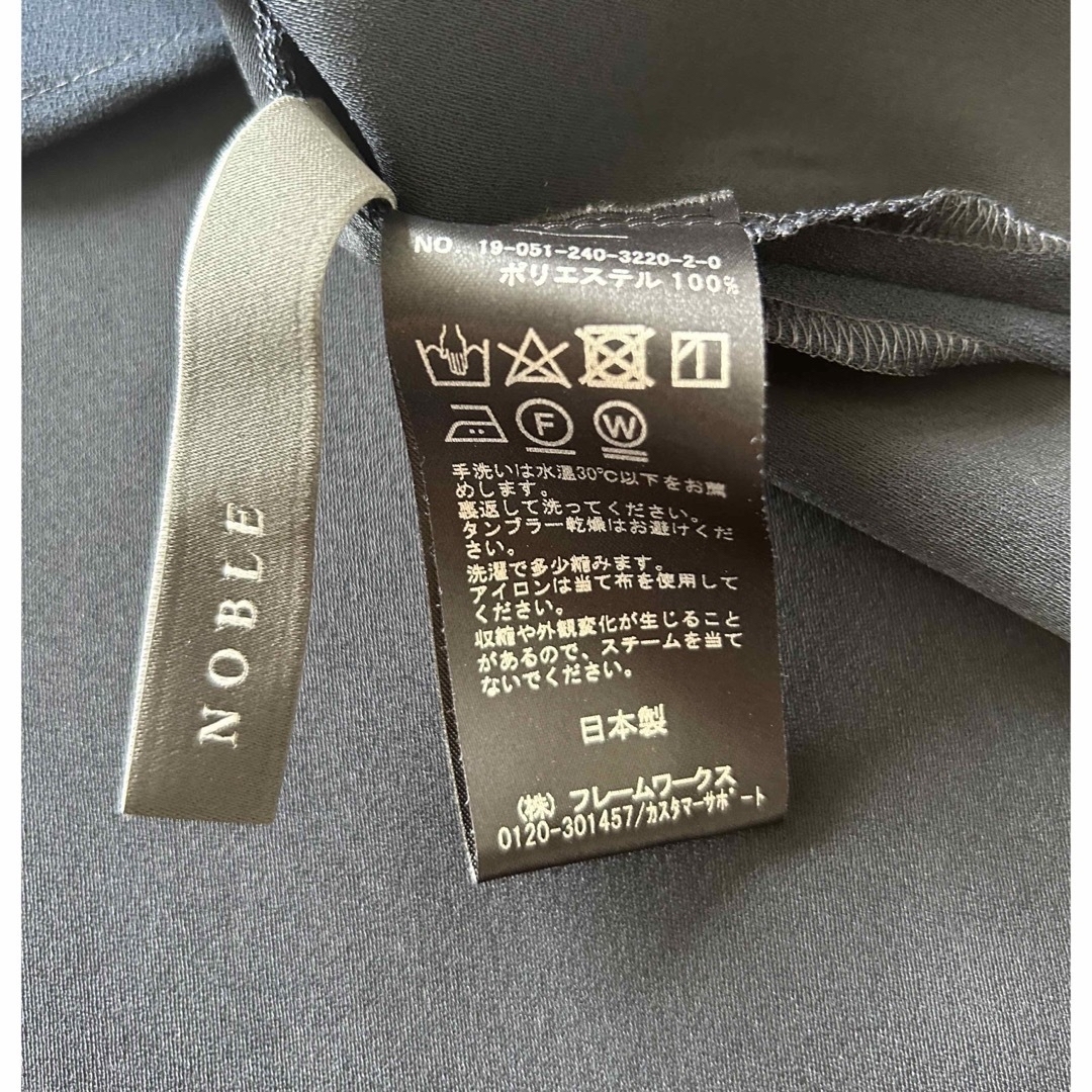 Noble(ノーブル)のNOBLE 紺 トップス レディースのトップス(シャツ/ブラウス(半袖/袖なし))の商品写真