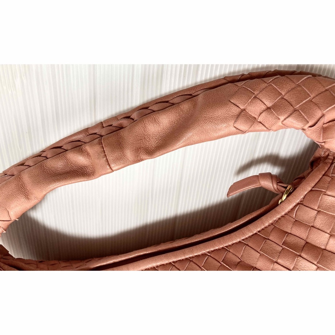 Bottega Veneta(ボッテガヴェネタ)のボッテガヴェネタ ホーボー イントレチャート ライトピンク レディースのバッグ(ショルダーバッグ)の商品写真