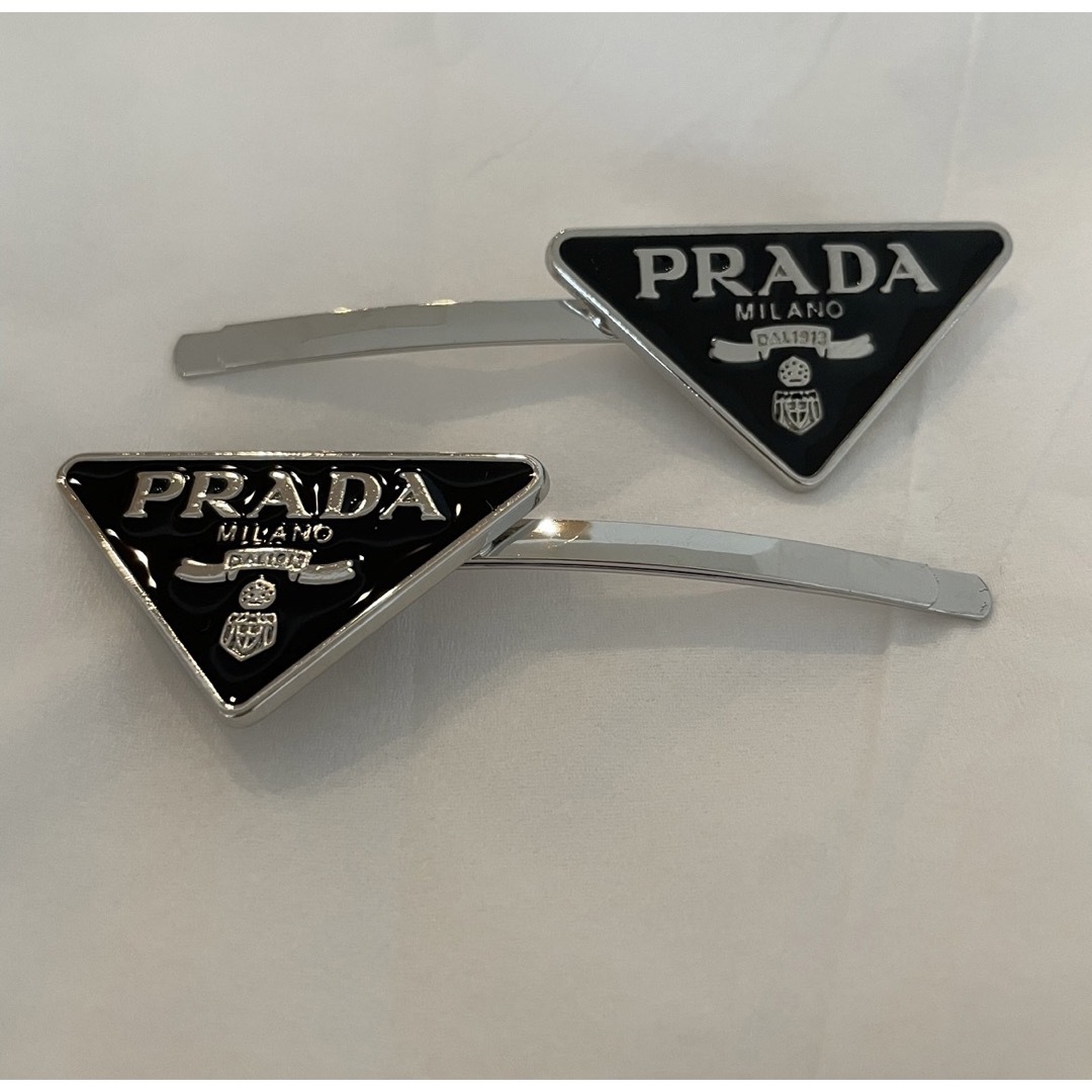 PRADA(プラダ)のPRADA プラダ　ヘアクリップ2セット（1個売り可） アクセサリー　ノベルティ レディースのヘアアクセサリー(ヘアピン)の商品写真