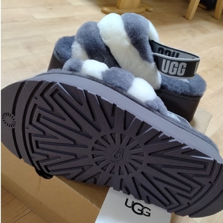 ugg 厚底ファーサンダル25cm【試し履きのみ】