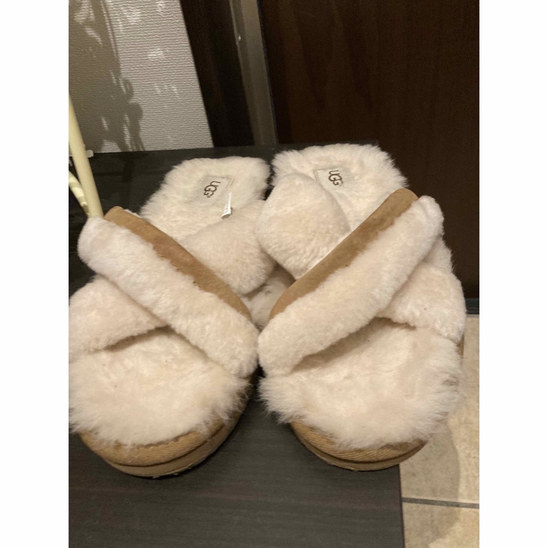 限定販売】 UGG アグ 厚底 ファー サンダル 24.5㌢ 靴 限定販売】 UGG アグ 厚底 ファー サンダル 24.5㌢ 靴