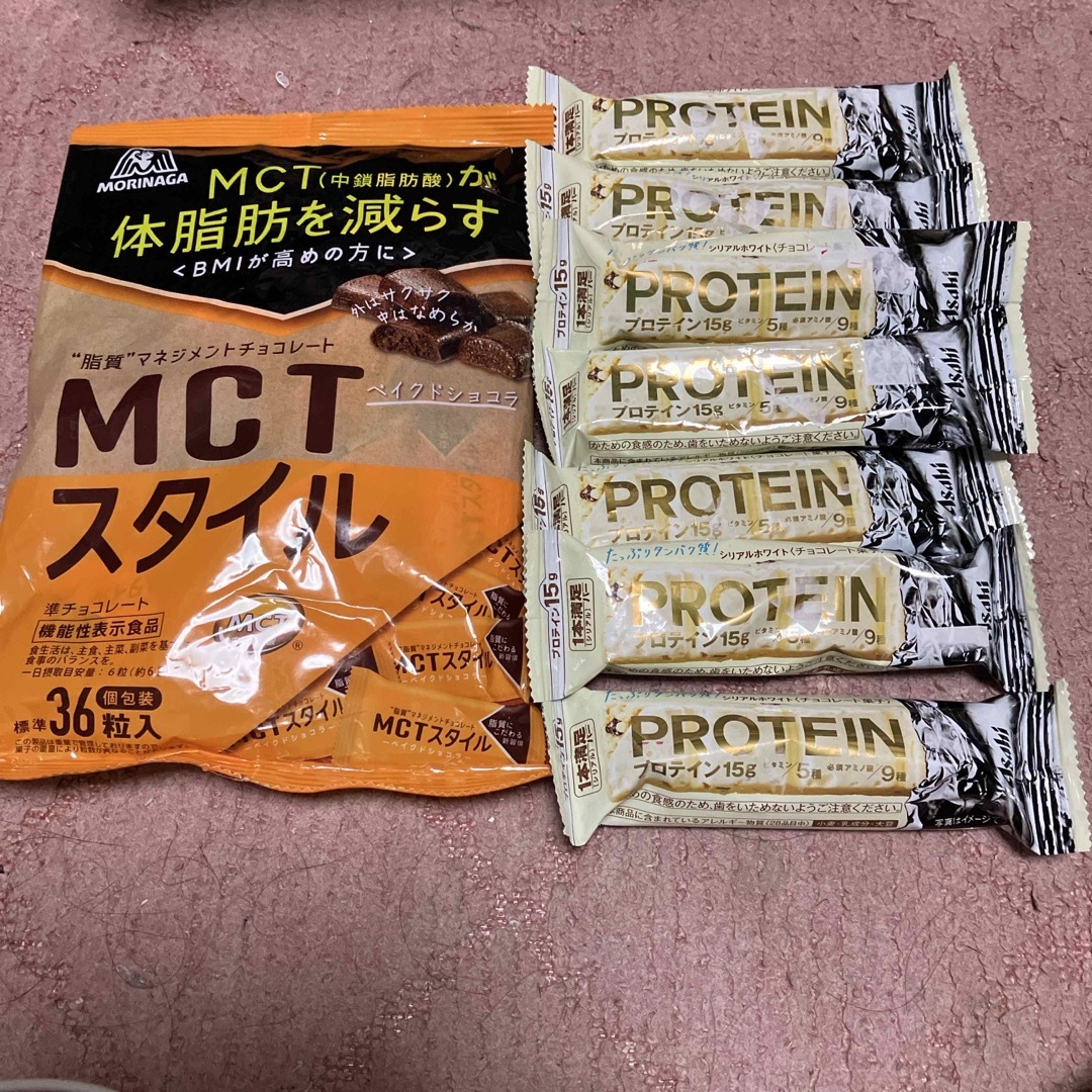 森永製菓(モリナガセイカ)の森永MCTスタイルチョコレート1袋と、アサヒ1本満足バー7本セットです。 食品/飲料/酒の食品(菓子/デザート)の商品写真