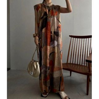 アメリヴィンテージ(Ameri VINTAGE)のMEDI MURAL TRANSFORM DRESS ベージュ(ロングワンピース/マキシワンピース)