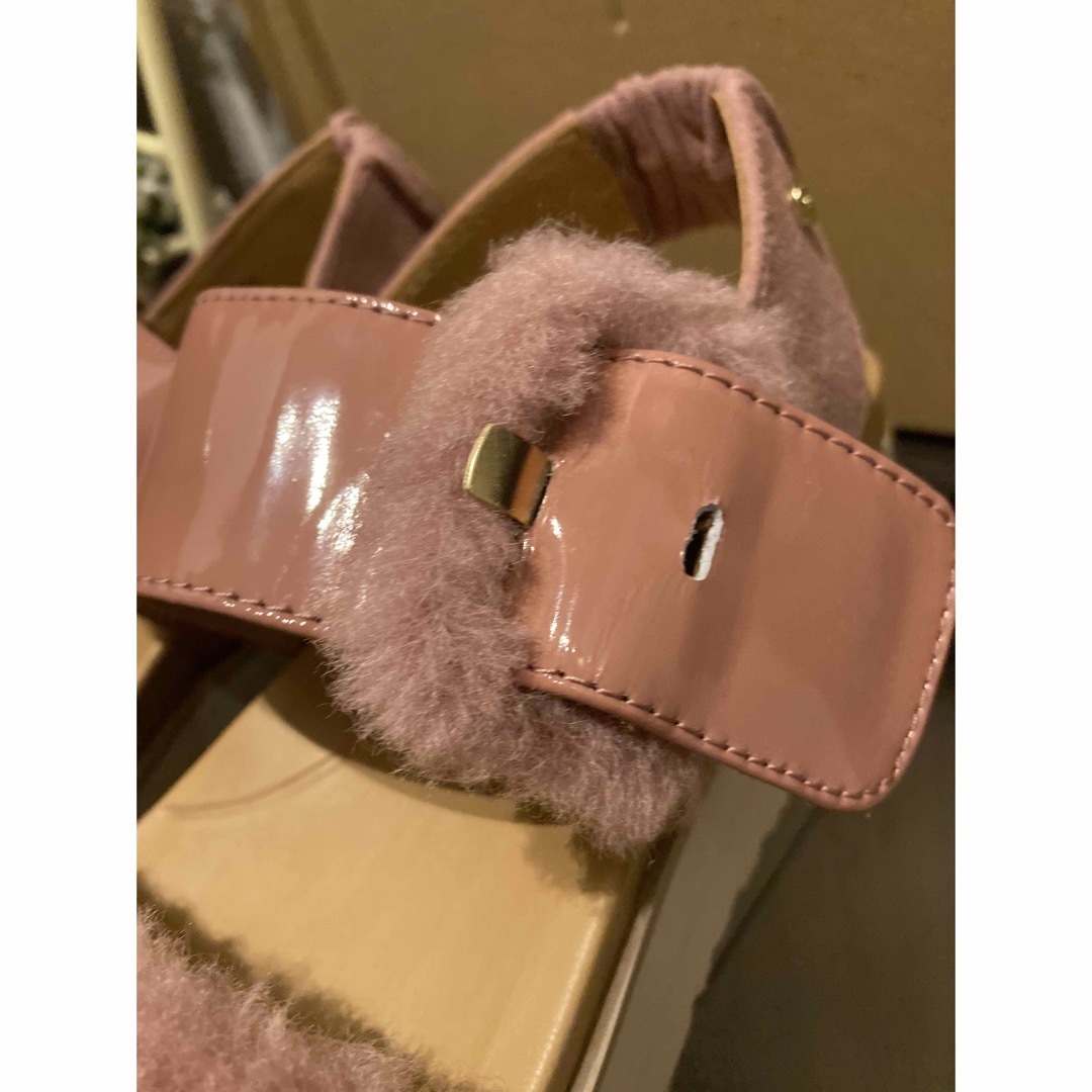 UGG(アグ)のUGG W FLUFF CHELLA UGG ファーサンダル レディースの靴/シューズ(サンダル)の商品写真