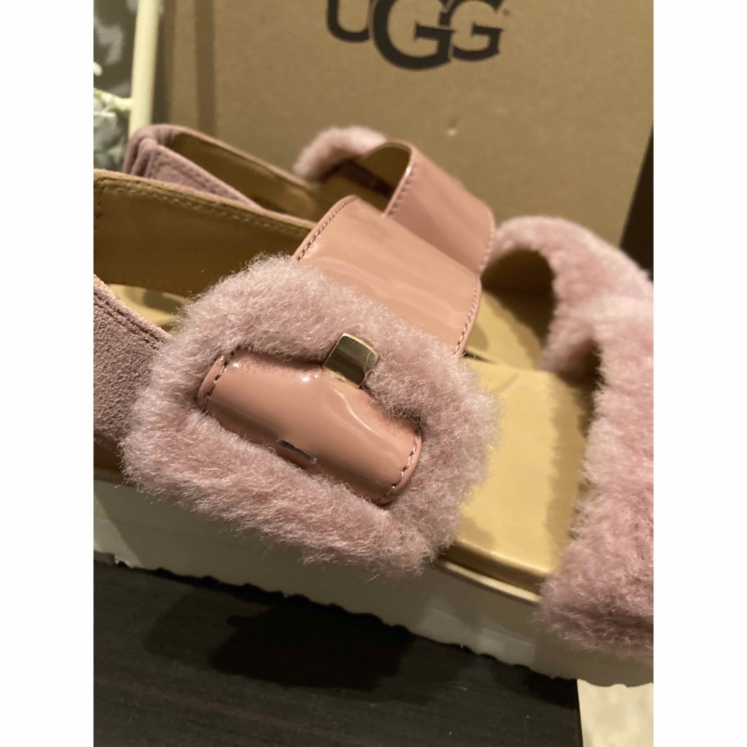 UGG(アグ)のUGG W FLUFF CHELLA UGG ファーサンダル レディースの靴/シューズ(サンダル)の商品写真