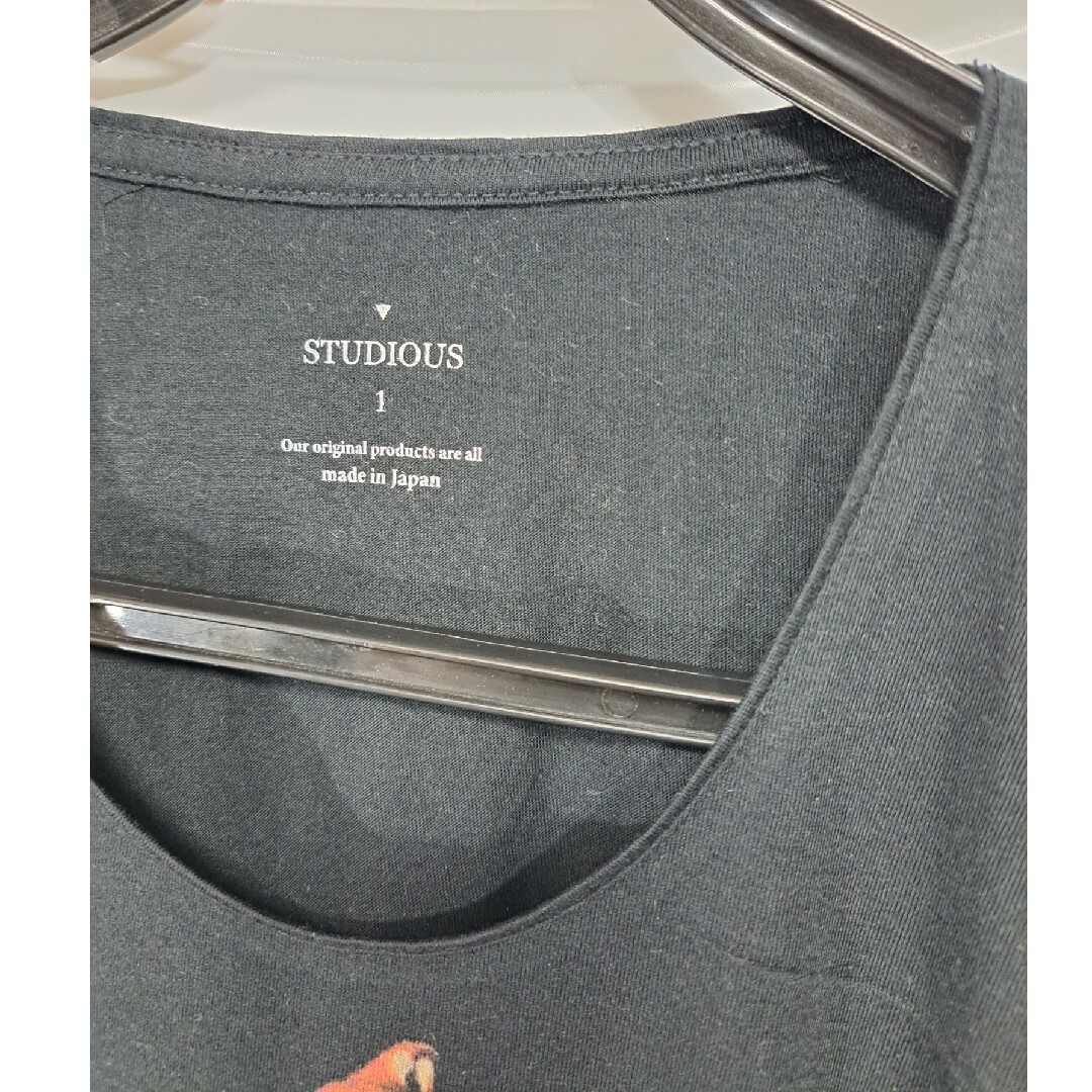 STUDIOUS(ステュディオス)の未使用　studious　ショートスリーブカットソー　ブラックギター メンズのトップス(Tシャツ/カットソー(半袖/袖なし))の商品写真