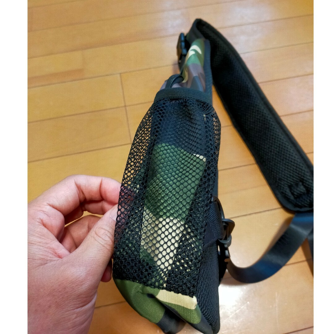 カモフラージュ　ボディバッグ　緑　カーキ　迷彩 メンズのバッグ(ボディーバッグ)の商品写真