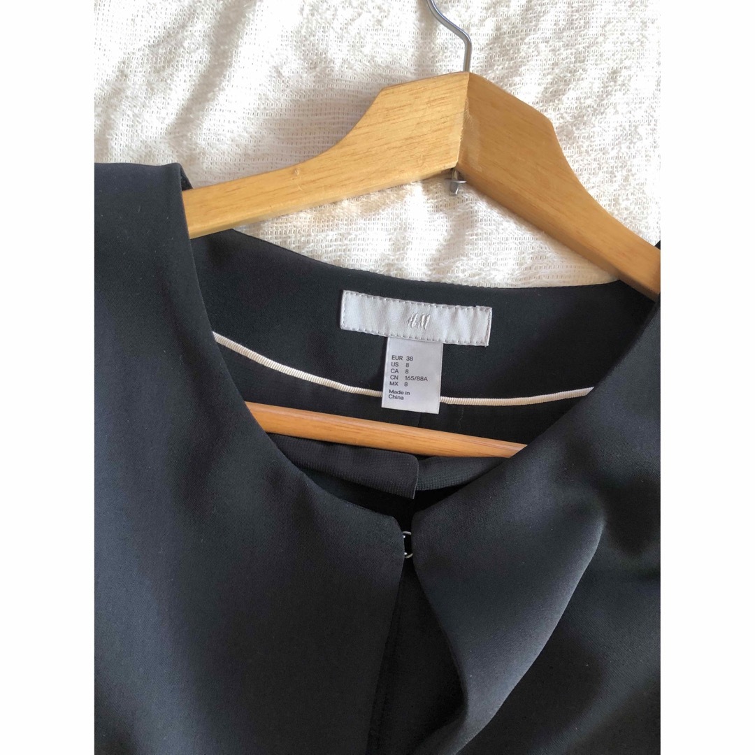 H&M(エイチアンドエム)のH&M 裾フリル　ノーカラー ジャケット　M レディースのジャケット/アウター(ノーカラージャケット)の商品写真