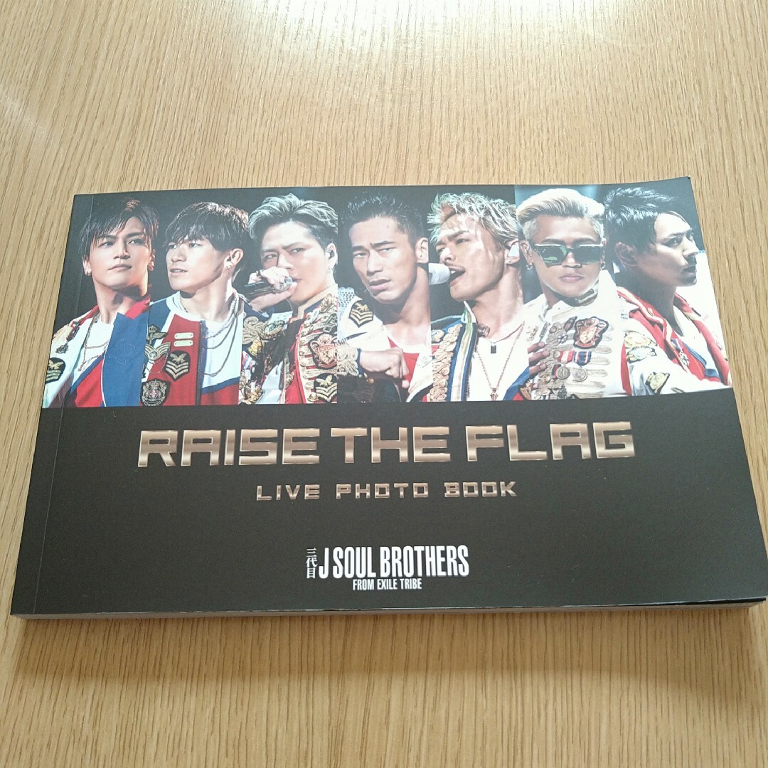 三代目 J Soul Brothers(サンダイメジェイソウルブラザーズ)のRAISE THE FLAG フォトブック エンタメ/ホビーのCD(ポップス/ロック(邦楽))の商品写真