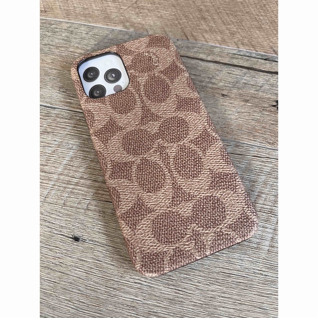 COACH(コーチ)の新品　COACH iPhone12 pro カバー シグネチャー　カーキ スマホ/家電/カメラのスマホアクセサリー(iPhoneケース)の商品写真