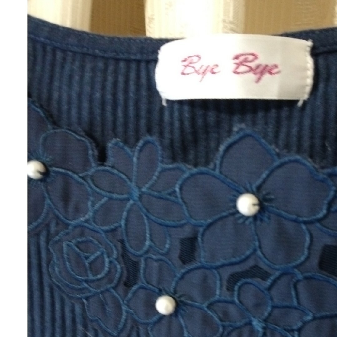 ByeBye(バイバイ)のByeBye花柄刺繍半袖カットソーS～M紺色 レディースのトップス(カットソー(半袖/袖なし))の商品写真