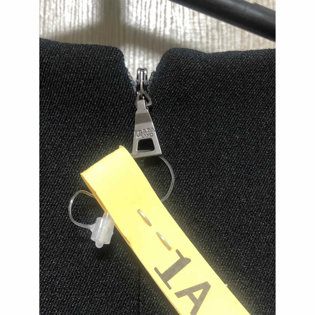 PRADA(プラダ)の【美品】PRADA プラダ  ブラックワンピース　ノースリーブ　40 レディースのワンピース(ひざ丈ワンピース)の商品写真