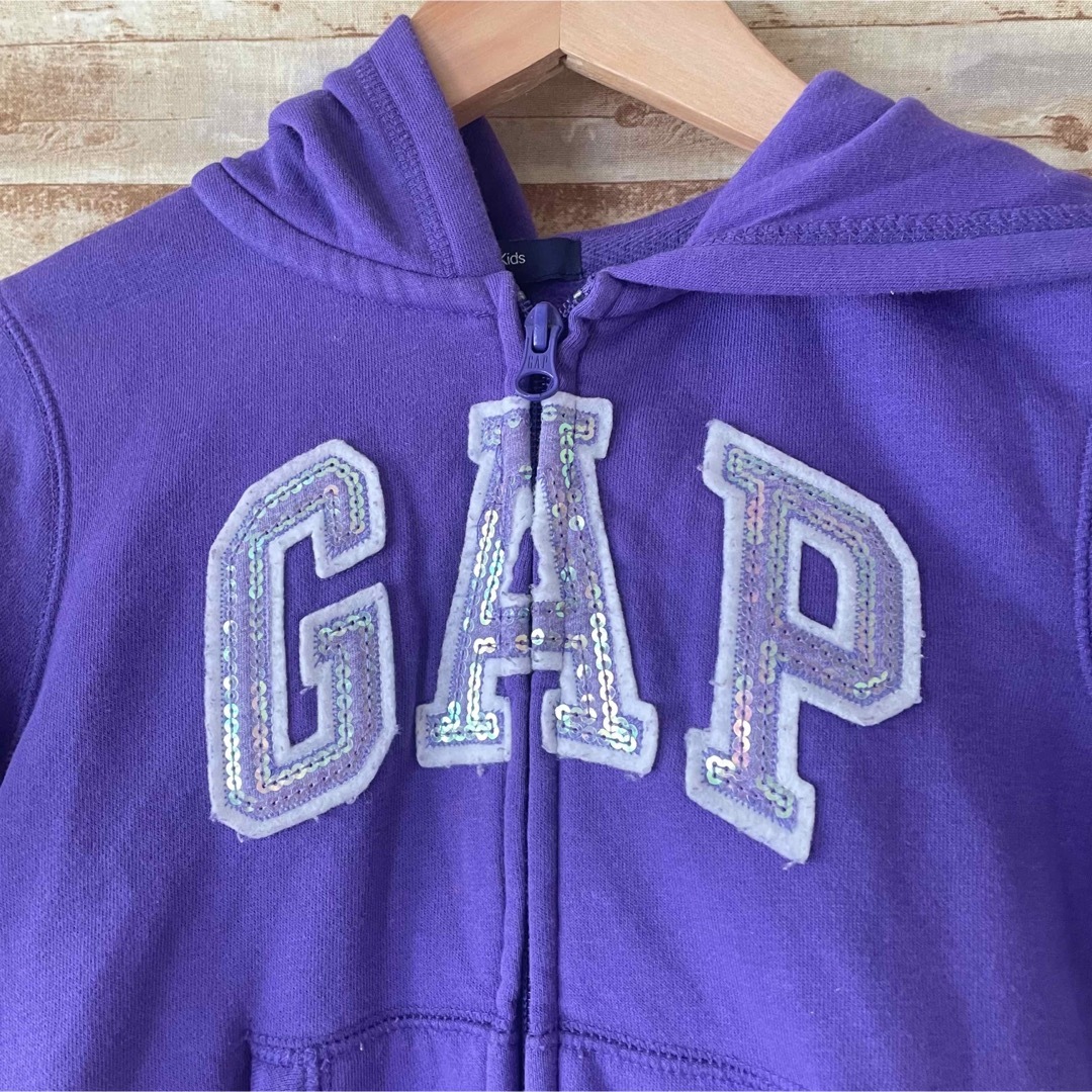 GAP Kids(ギャップキッズ)のギャップキッズ パーカー 紫 120cm キッズ/ベビー/マタニティのキッズ服女の子用(90cm~)(ジャケット/上着)の商品写真