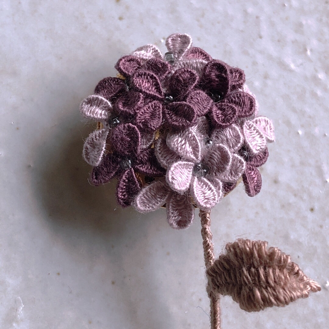 小花のブローチ　刺繍ブローチ レディースのアクセサリー(ブローチ/コサージュ)の商品写真